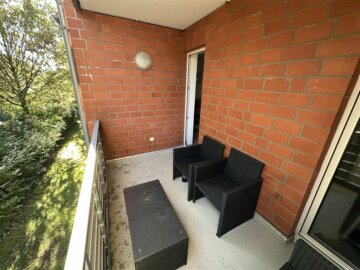 RESERVIERT Gepflegte Drei-Zimmer-Wohnung mit Loggia im 1. OG - Kapitalanlage oder Eigennutzung?! - Balkon
